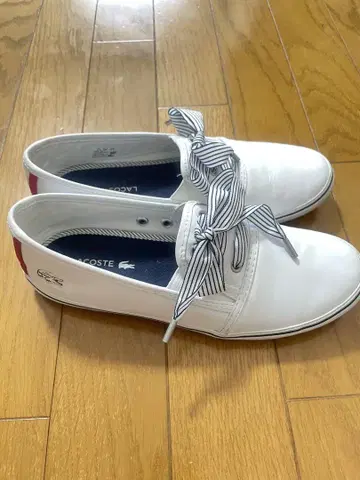 LACOSTE 라코스테 화이트 합성 피혁 스니커즈 리본 포함