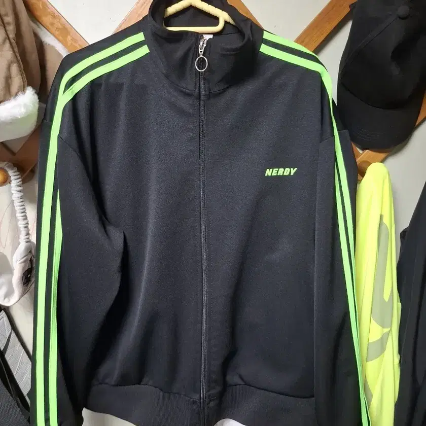 NERDY | 널디 Nerdy Black Track Top S on Bunjang Global Site.