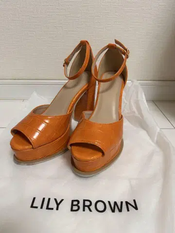 LILY BROWN 악어 엠보싱 샌들 오렌지