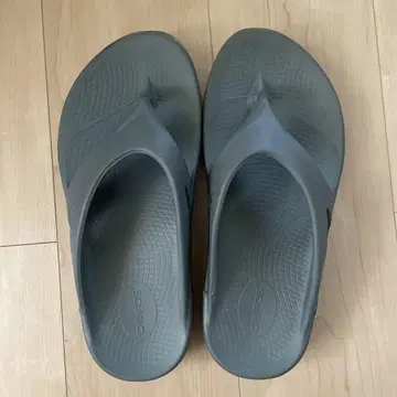 oofos 카키 샌들