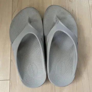 oofos 베이지 샌들