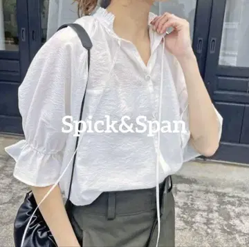 스픽 앤 스팬 하이브리드 스탠드 프릴 블라우스 2023