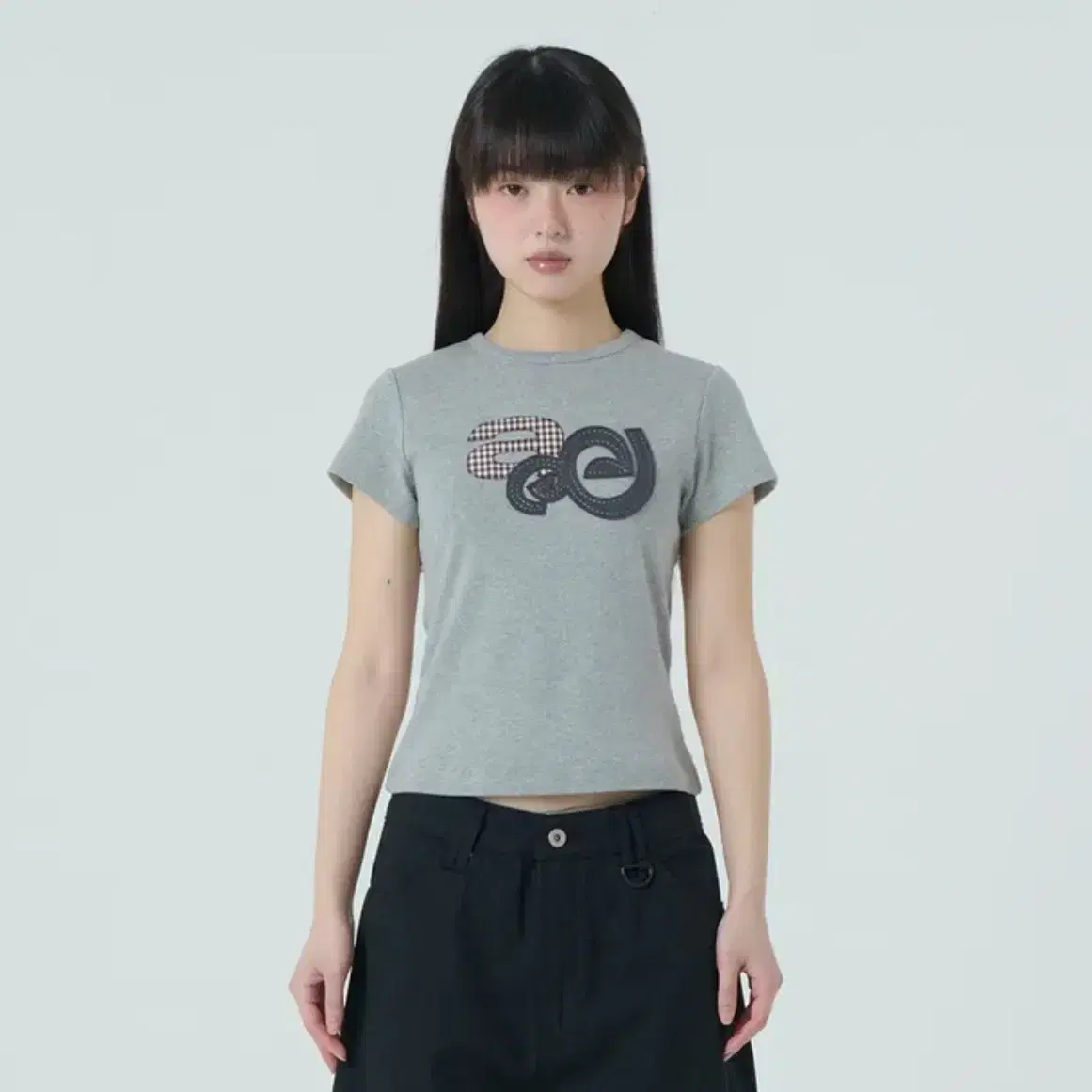 韓国大人気 クロップ Tシャツ [AEAE] APPLIQUE LOGO TEE クロップド丈 AEAE(エーイーエーイー) レディース - 海外通販のBUYMA