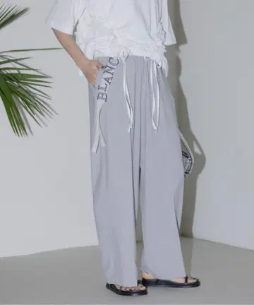 새상품 이번 시즌 완판템 에이미로우 테이프 로고 엠블로 루즈 슬랙스 팬츠