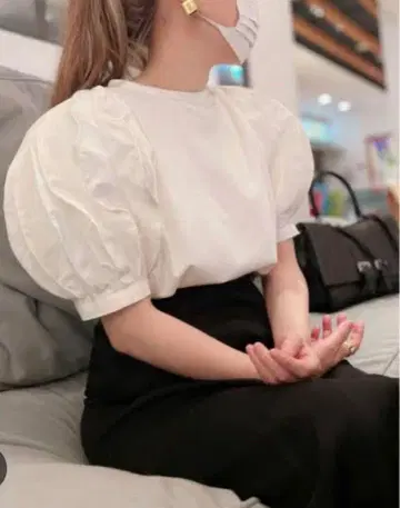 LUDLOW 라드로우 화이트 퍼프 슬리브 티셔츠