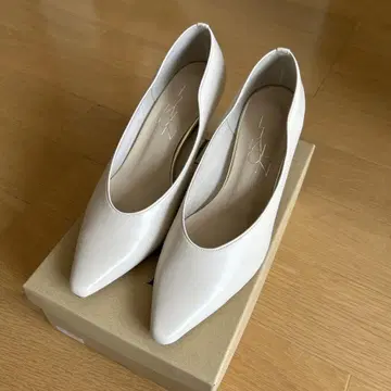 화이트 펌프스