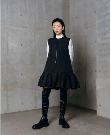 Bibiy. 비비 퀼팅 슬리브리스 원피스