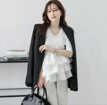 AMELY 티어드 프릴 U넥 파워 숄더 도킹 상의