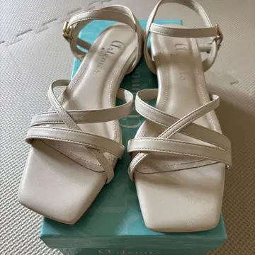 아르테미스 바이 다이애나 스퀘어토 섬세한 스트랩 샌들
