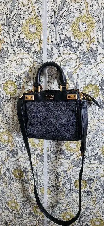 GUESS 블랙 숄더백