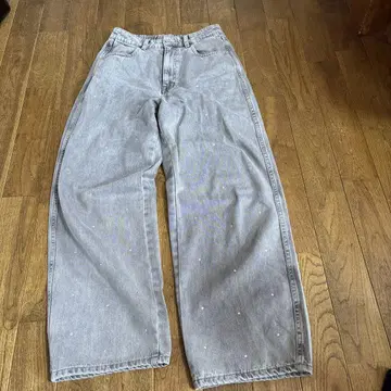 글로벌 워크 비쥬가 달린 배기 데님