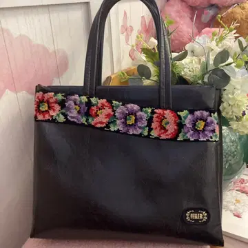 FEELER 블랙 토트백 자수 장식
