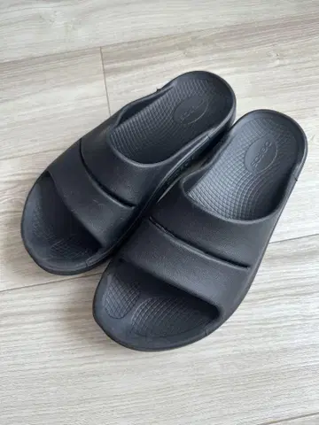우포스 블랙 샌들