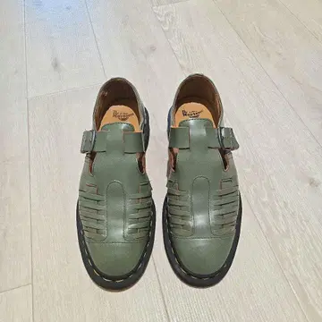 Dr.Martens 올리브색 구르카 샌들 남성용/여성용 모두 가능