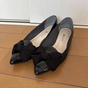 DIANA 블랙 리본 포함 펌프스