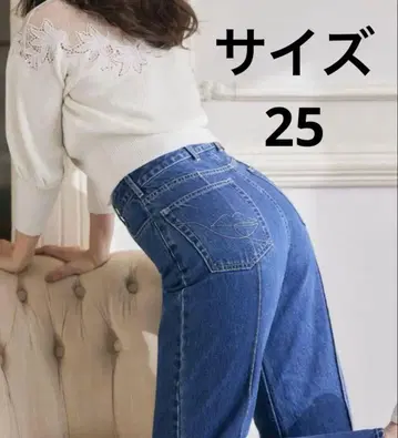 그녀의 입술이 발렌시아 하이 라이즈 진 25에 닿았다.