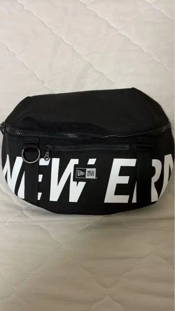 NEW ERA 바디백 블랙