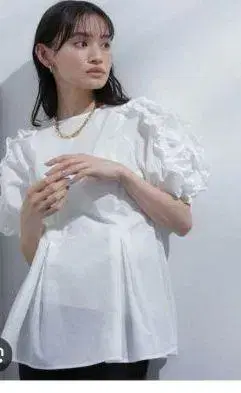 미사용 새상품 태그 내추럴 뷰티 베이직 프릴 숄더 셔츠 화이트 S