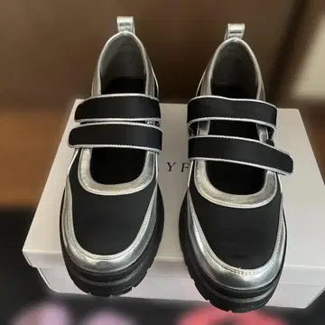 스트랩 블랙 실버 스니커즈