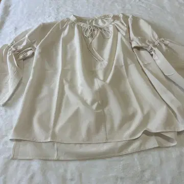 베이지 리본 포함 벌룬 슬리브 셔츠