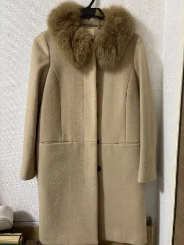 베이지 퍼 칼라 체스터 코트 무릎 기장