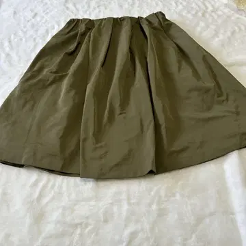 올리브색 플레어 스커트 무릎 기장