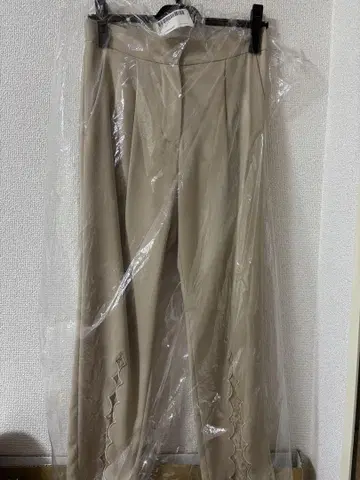 베이지 자수 팬츠