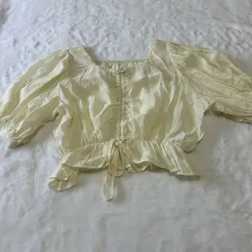 연한 노란색 크롭 퍼프 슬리브 상의