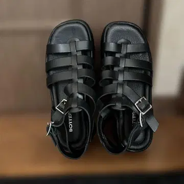 블랙 스트랩 샌들 통굽