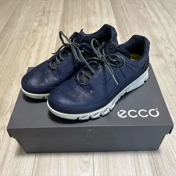 ECCO 네이비 가죽 스니커즈