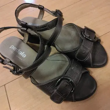 pedala 브라운 스트랩 샌들
