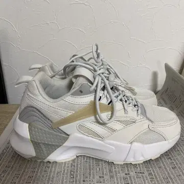 Reebok 화이트 그레이 신발 23cm
