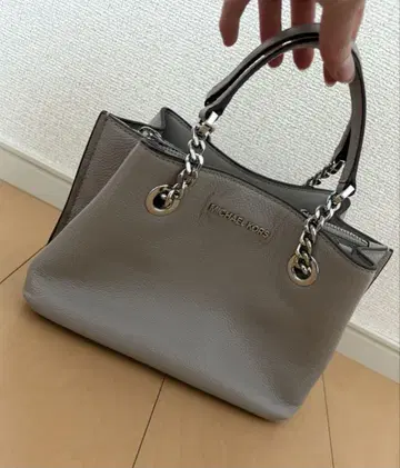 마이클코어스 그레이 핸드백