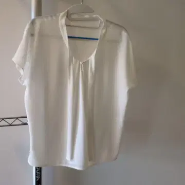 화이트 V넥 반팔 셔츠