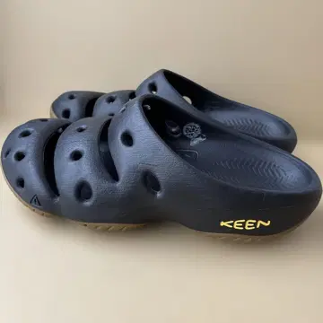 KEEN 블랙 샌들