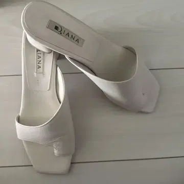 DIANA 화이트 샌들 24.5cm