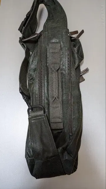 art berg 바디백 카키 그린