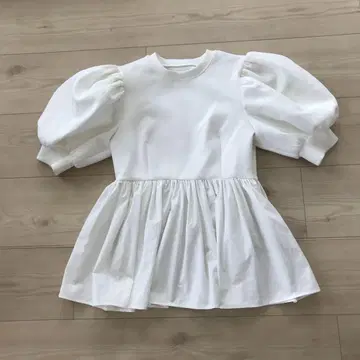 벌스데이 바쉬 화이트 페플럼 탑 볼륨 소매