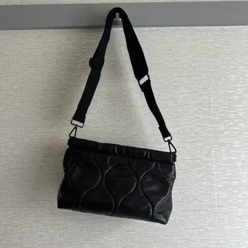 블랙 퀼팅 숄더백