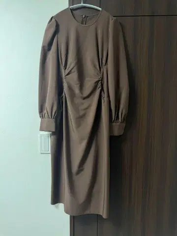 브라운 드레이프 디자인 무릎 기장 원피스