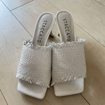 STACCATO 뜨개질 화이트 샌들