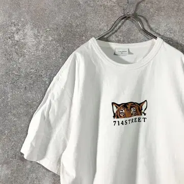 714 STREET 티셔츠 화이트 크루넥 두꺼운 원단 호랑이 로고 프린트