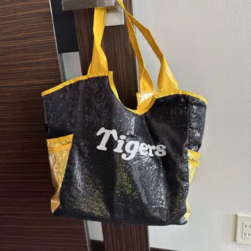 Tigers 로고 라메 토트백