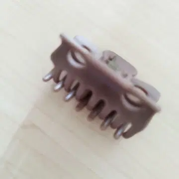 브라운 클립식 헤어 액세서리