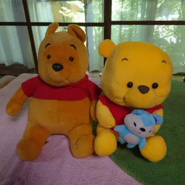 곰돌이 푸 봉제 인형 2개 사이즈 40cm와 34cm