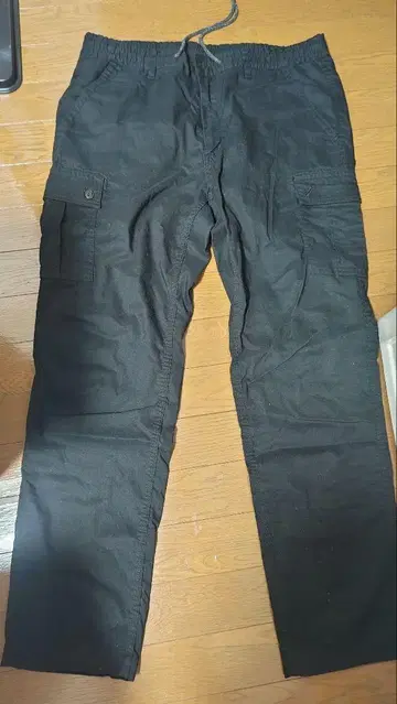 블랙 카고 팬츠 드로 코드 포함