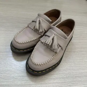 Dr. Martens 프린지 로퍼 베이지