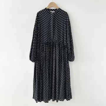 BEARDSLEY 도트 개더 원피스 블랙 계열
