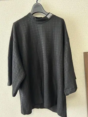 SHAREEF 체크 무늬 블랙 티셔츠