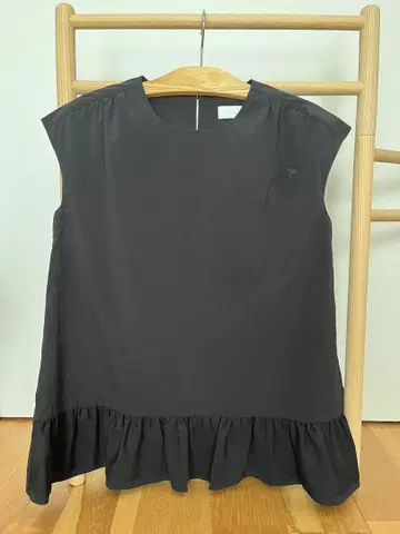 SONO 블랙 슬리브리스 튜닉 프릴 밑단